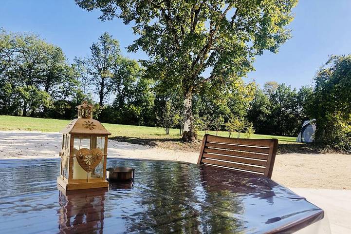 Gîte pour 8 personnes, avec terrasse ainsi que jacuzzi et jardin, animaux acceptés à Saint-Quentin-du-Dropt