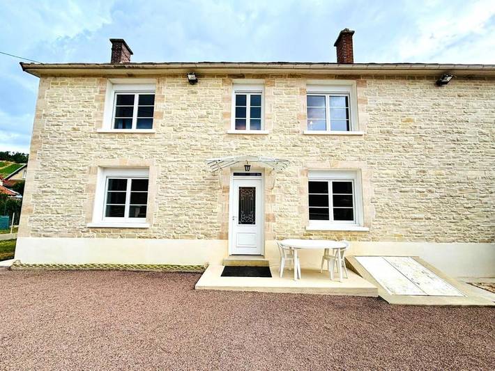 Location de vacances pour 8 personnes, avec vue et jardin, animaux acceptés à Polisy