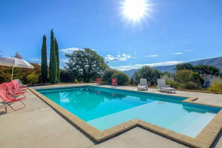 Location de vacances pour 8 personnes, avec piscine ainsi que terrasse et balcon/terrasse à Saint-Martin-de-Castillon