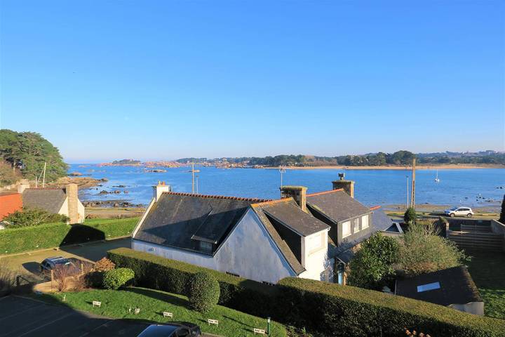 Appartement entier, Appartement 3* Vue Mer 4 personnes et Wifi au centre de Tregastel in Trégastel, Côte de Granit Rose