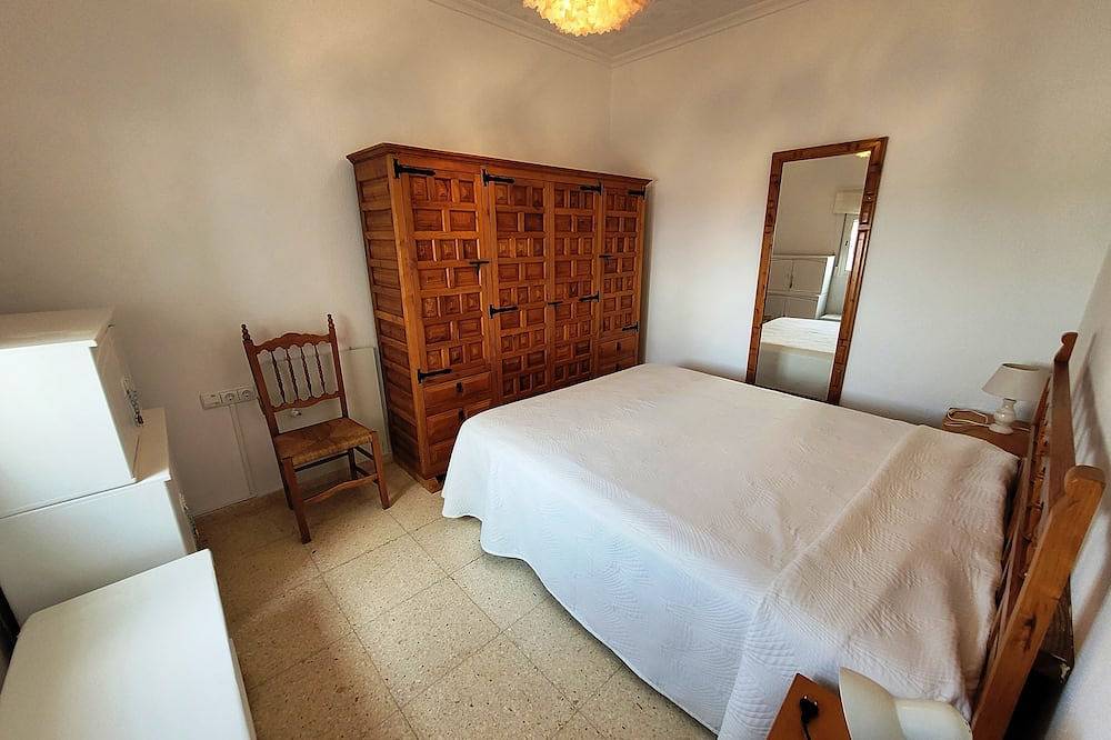 Sea views, air-co. Wifi, small pool. in El Campello, Costa Blanca