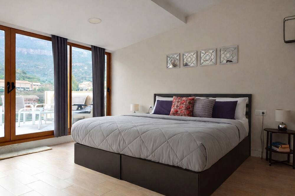 Entire apartment, Private penthouse with jacuzzi, terrace and Montserrat views in Monistrol de Montserrat, Barcelona Inland