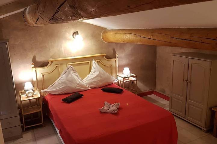 Gîte pour 6 personnes, avec terrasse ainsi que jardin et piscine à Eygalières - 2