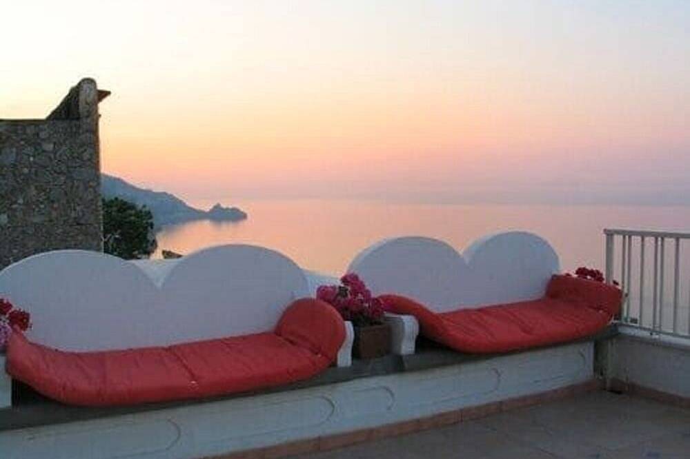 Ganze Wohnung, A beautifully decorated studio flat with breathtaking seaview terrace in Praiano, Sorrento Coast