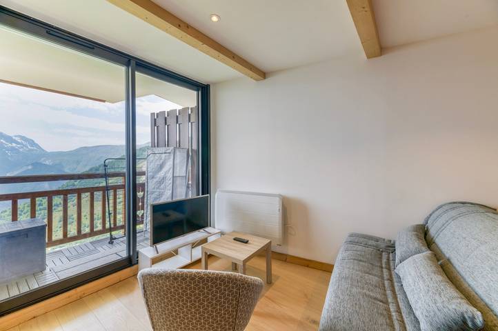 Entire apartment, Apartment 'Alpe D'huez' with Mountain View and Balcony in Huez, Écrins National Park