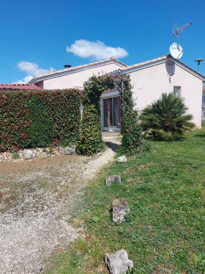 Gîte pour 6 personnes, avec terrasse et piscine à Lavardac - 4