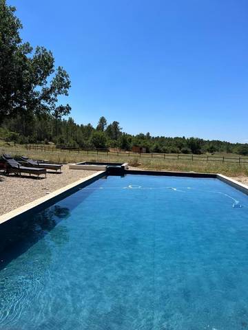 Gîte pour 3 personnes, avec jacuzzi et jardin ainsi que terrasse et piscine à Aups
