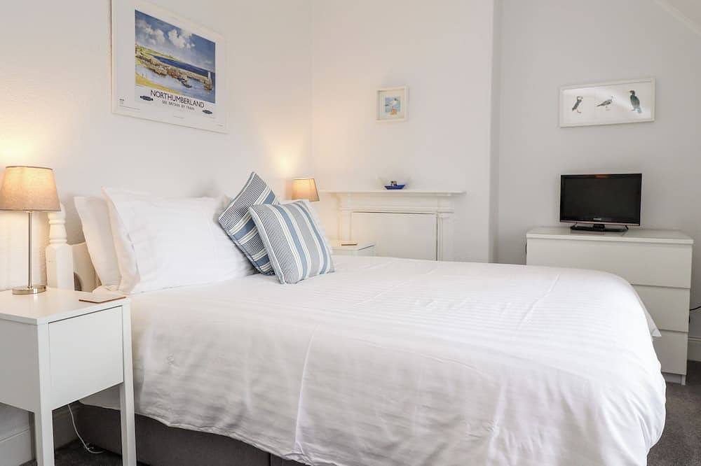 Whinstone (Bamburgh), pet friendly, with a garden in Bamburgh in Bamburgh, Northumberland