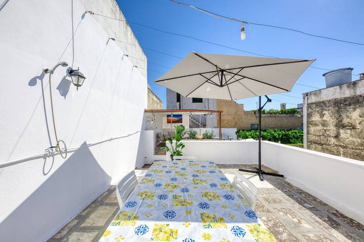 Holiday Home 'Antica Dimora' with Shared Terrace and Garden