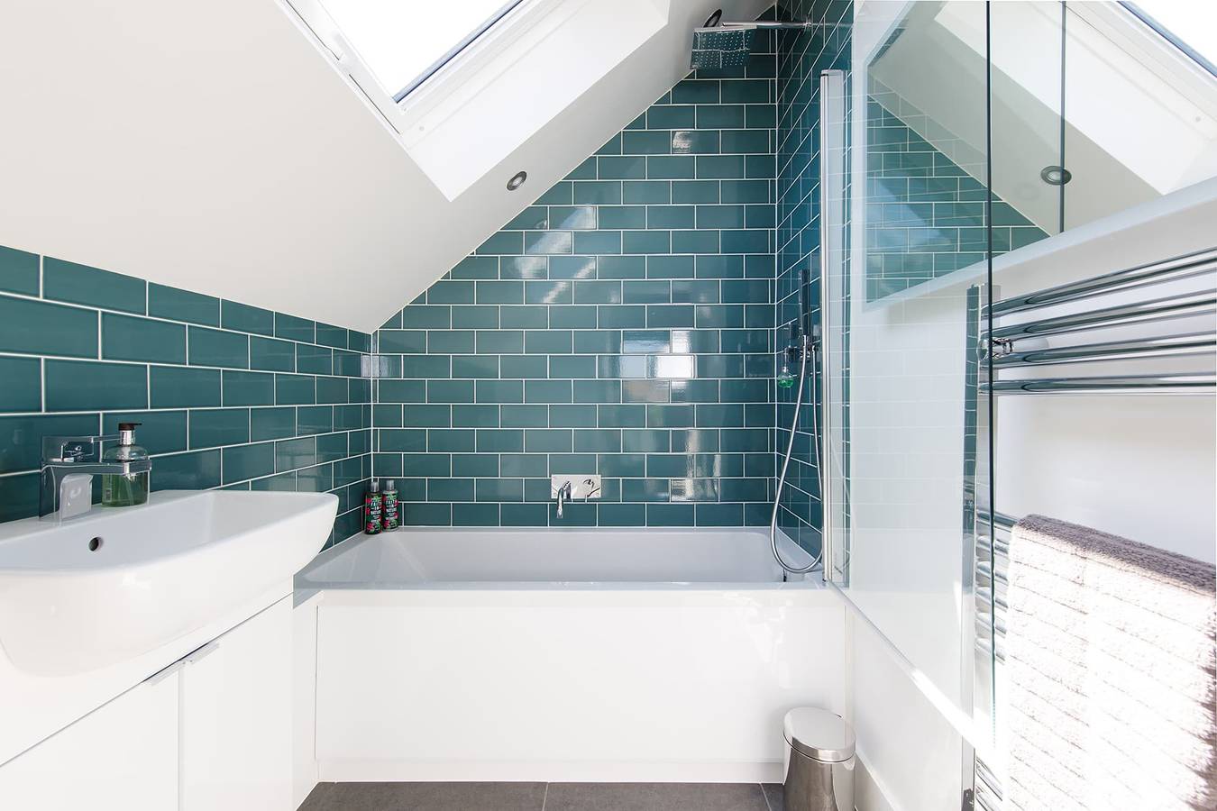 Luxury designer coastal home for 10 with hot tub in West Wittering, West Sussex