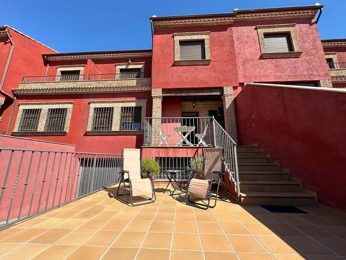 Location de vacances pour 8 personnes, avec Balcon et Terrasse ainsi que Jardin et Vue à Linares