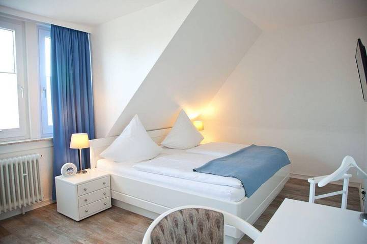 Lh Bremer Strasse, Hausteil 3 - Schönes Ferienhaus unter Reet mit ca. 90 m² und in Nordfriesische Inseln (Schleswig-Holstein) (Schleswig-Holstein), Wenningstedt