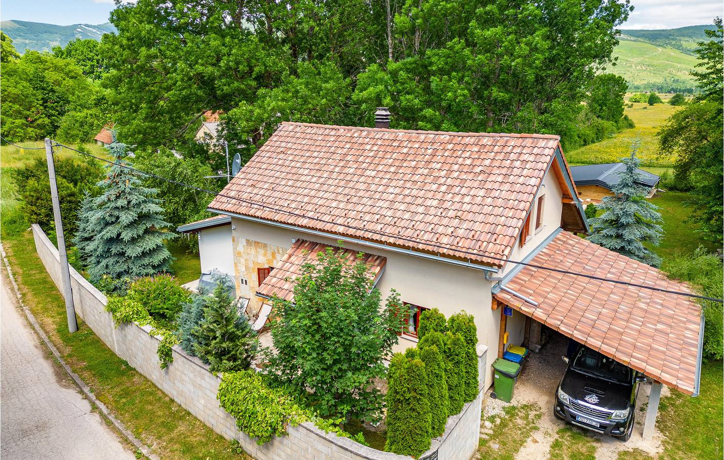 Geräumige 130 m² große Wohnung mit WLAN, Parkplatz, Terrasse und Küche in Gračac, Zadar