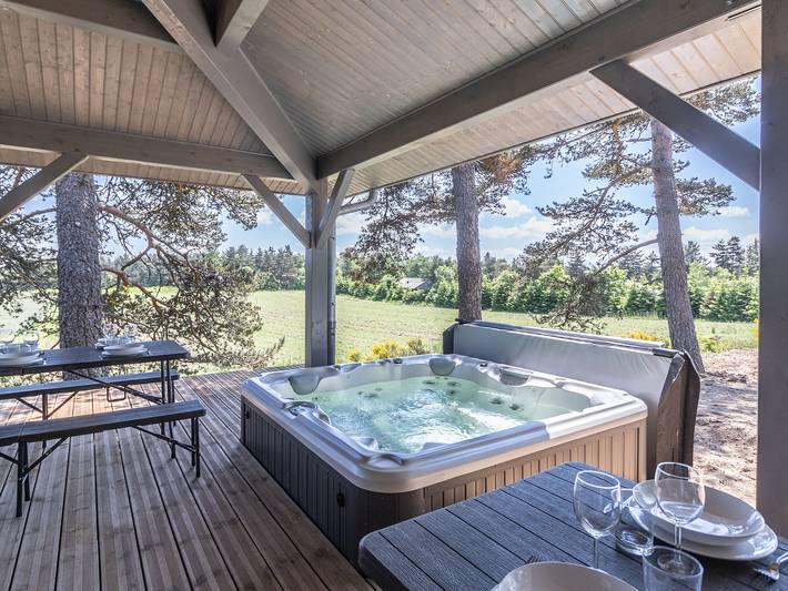 Luxury Lodge on Golf Course with Private Hot Tub, Pool & Gym Access in Le Chambon-sur-Lignon, Mézenc