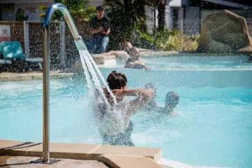 Camping pour 8 personnes, avec bassin pour enfant et jacuzzi à Parentis-en-Born