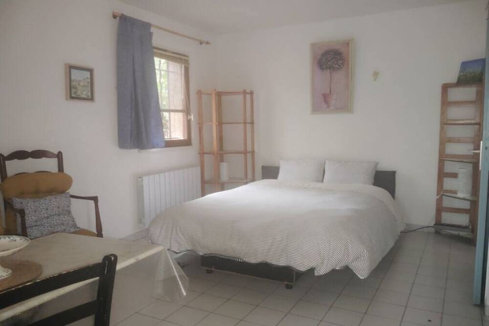 Entire apartment, Studio 15 min from Pont du Gard and Avignon—swimming and canoeing—1 hour from the sea and mountains in Rochefort-du-Gard, Nimes region