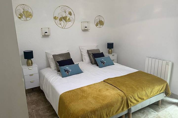 Location de vacances pour 12 personnes, avec jardin ainsi que piscine et terrasse à Faucon - 4