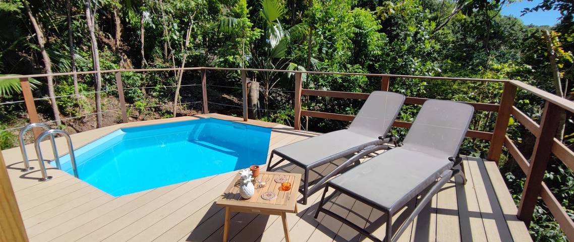 Location de vacances pour 2 personnes, avec terrasse ainsi que jardin et piscine à Bouillante