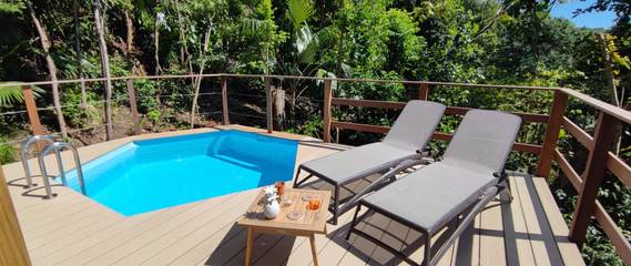 Location de vacances pour 2 personnes, avec terrasse ainsi que jardin et piscine à Bouillante