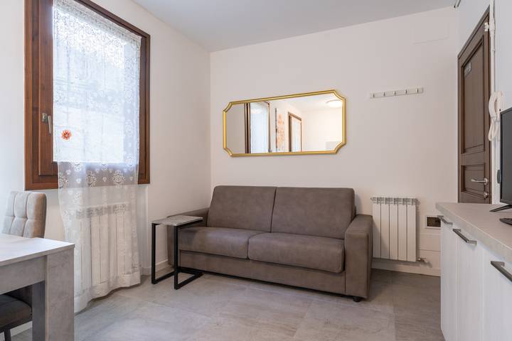 Baita per 2 persone, con Balcone e Piscina nonché Panorama in La Valsàssina