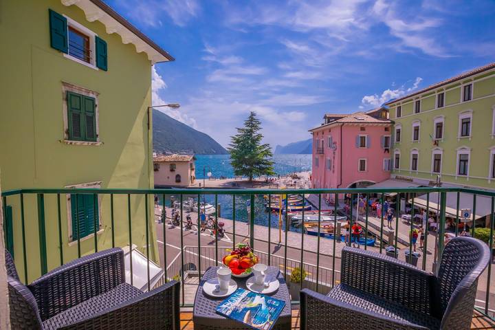 Ferienwohnung für 4 Personen, mit Balkon und Seeblick in Torbole