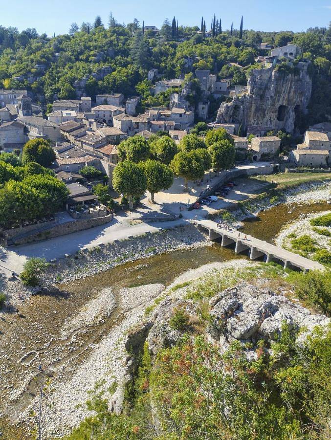 Location de vacances pour 4 personnes, avec piscine ainsi que vue et jardin à Joyeuse - 3