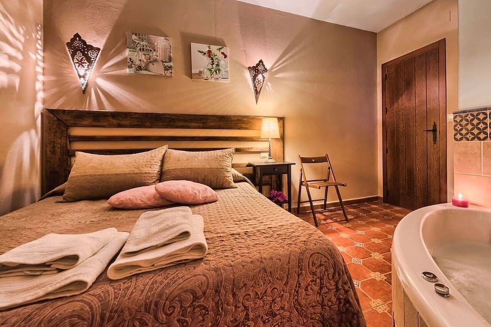 Ideal couples, jaccuzi in room, activities in natural environment in Zufre, Sierra de Aracena y Picos de Aroche