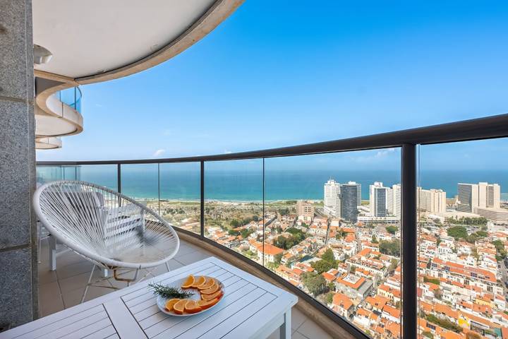 Location de vacances pour 5 personnes, avec sauna et vue sur l’océan ainsi que balcon et piscine à Tel Aviv