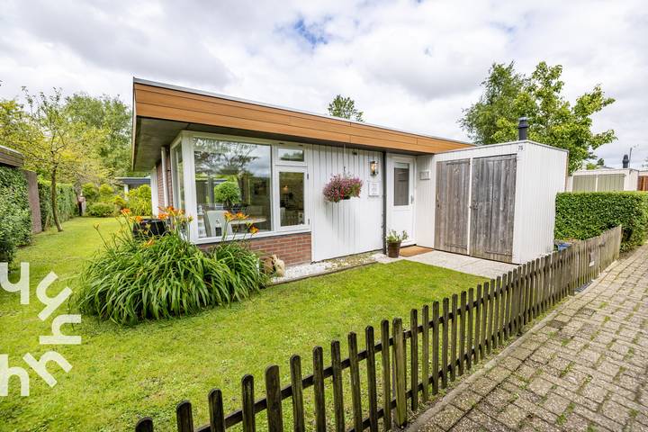 Vakantiehuis voor 4 personen, met Terras en Tuin in Warmenhuizen