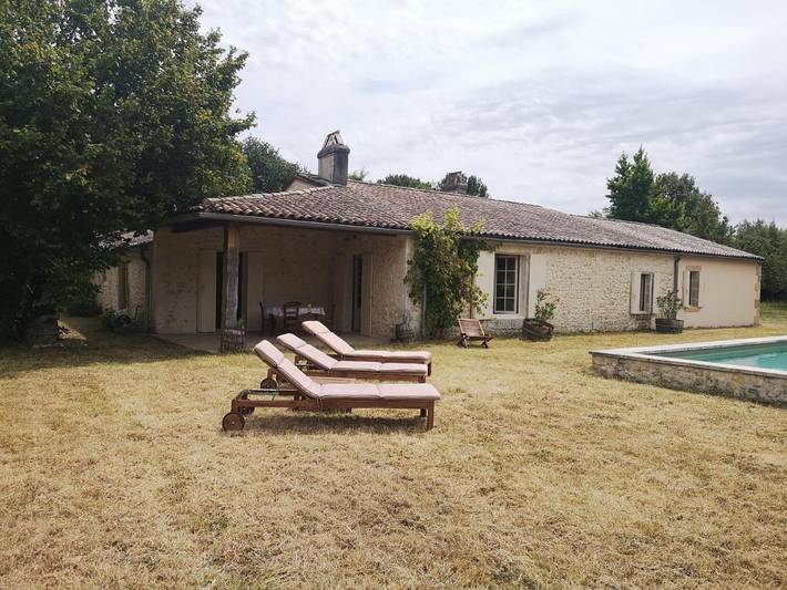 Villa pour 8 personnes, avec piscine ainsi que jardin et vue, animaux acceptés