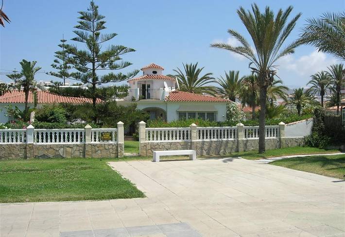 Beach Front Villa for 10 people with Sea View, Pool, Wi-Fi, A/C, Balcony, Terrace & Garden in Torrox Costa, Torrox