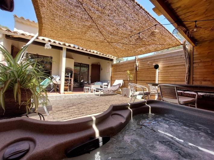 Location de vacances pour 7 personnes, avec jacuzzi et terrasse, animaux acceptés dans Plage du Débarquement (La Croix-Valmer)