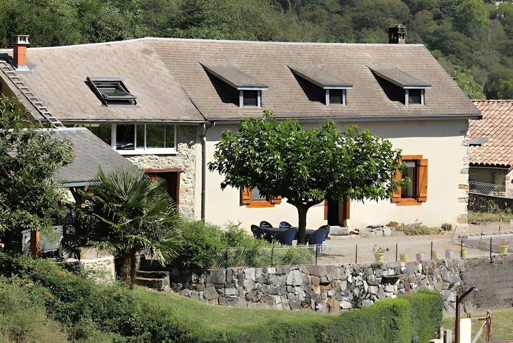 Gîte pour 12 personnes, avec jardin et terrasse à Sengouagnet