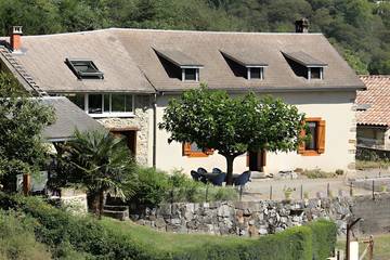 Gîte pour 12 personnes, avec terrasse et jardin à Sengouagnet