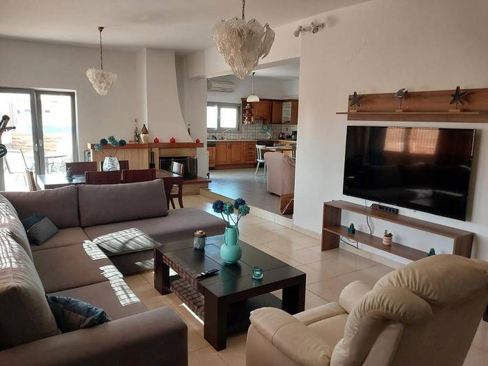 Ferienwohnung für 8 Personen, mit Balkon und Terrasse sowie Pool und Ausblick in Gerani