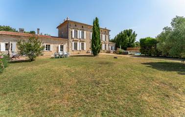 Gîte pour 10 personnes, avec piscine ainsi que jardin et terrasse à Virsac