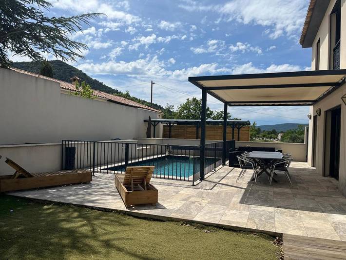 Location de vacances pour 8 personnes, avec piscine et terrasse à Rougiers - 4