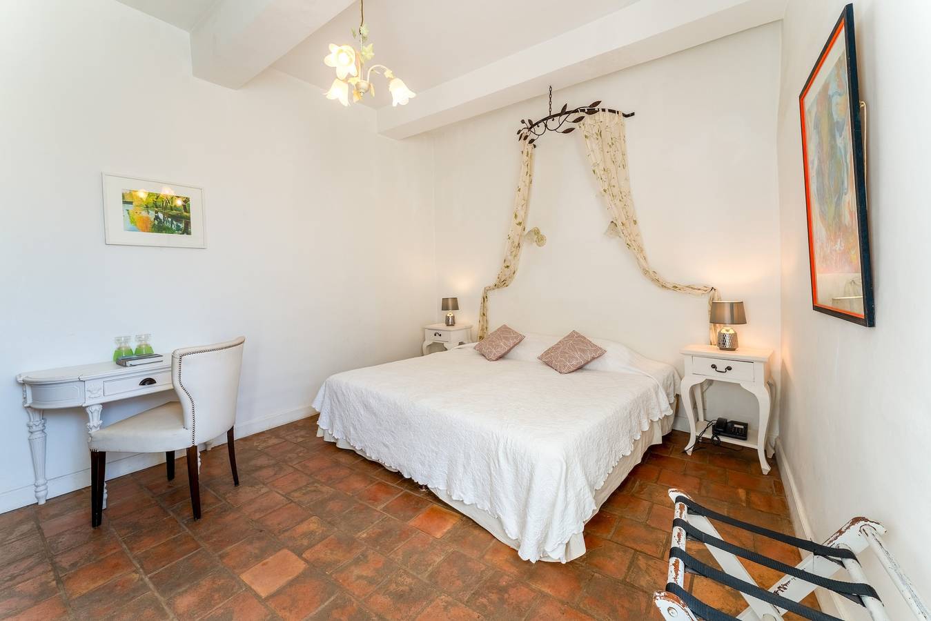 Entire apartment, The Jasmin suite has a shared swimming pool, Wi-Fi and air conditioning in Collias, Nimes region