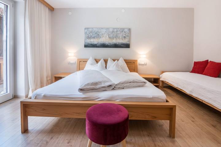 Entire apartment, Niedermaierhof Holiday Apartment 'Südseite' with Mountain View, Shared Garden and Wi-Fi in Latschinig - Lacinigo, Kastelbell-Tschars