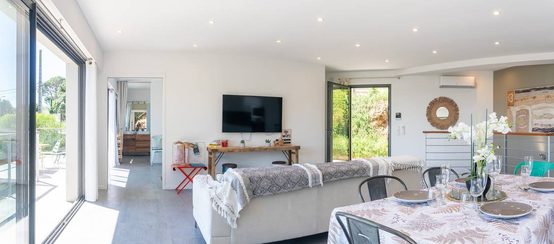 Villa 'Kaloha' con vistas panorámicas a la bahía de Cannes y piscina privada in Mandelieu-la-Napoule, Massif de l'Esterel