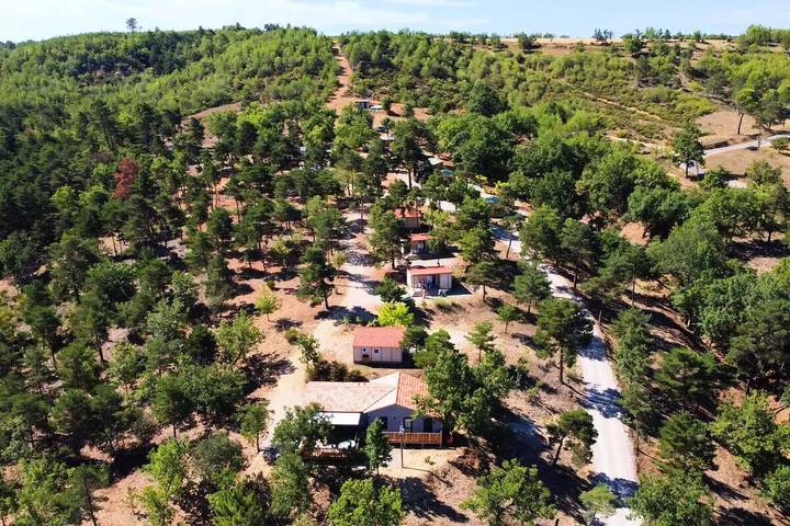 Chalet pour 4 personnes, avec piscine ainsi que vue et terrasse