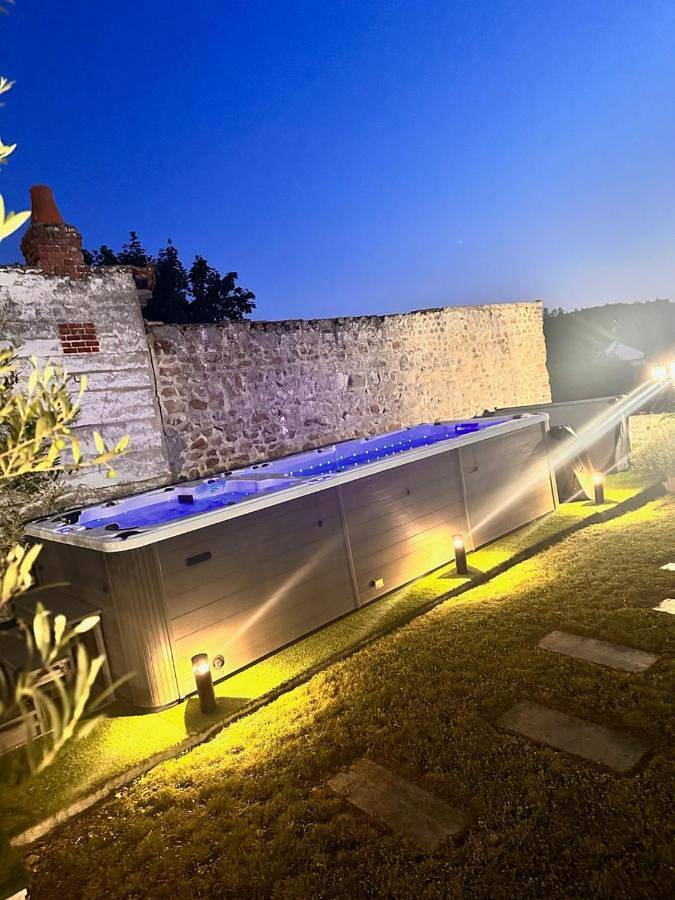 Five-Bedroom House in Néris-les-Bains, Région de Montluçon