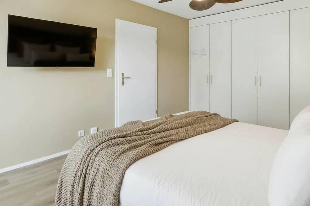 Entire apartment, Studio w/ Balcony & Modern Amenities (202-16) in Zurich, Zurich Prealps