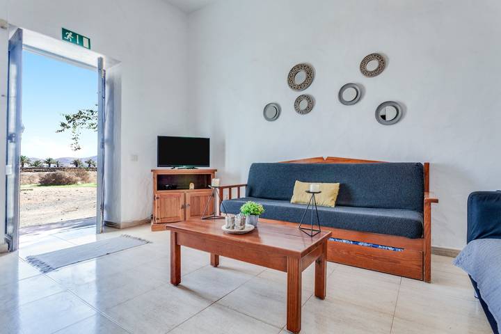 Vacation Home 'Casa Del Cuartel Ii' with Private Terrace, Shared Garden and Wi-Fi in La Oliva, Fuerteventura
