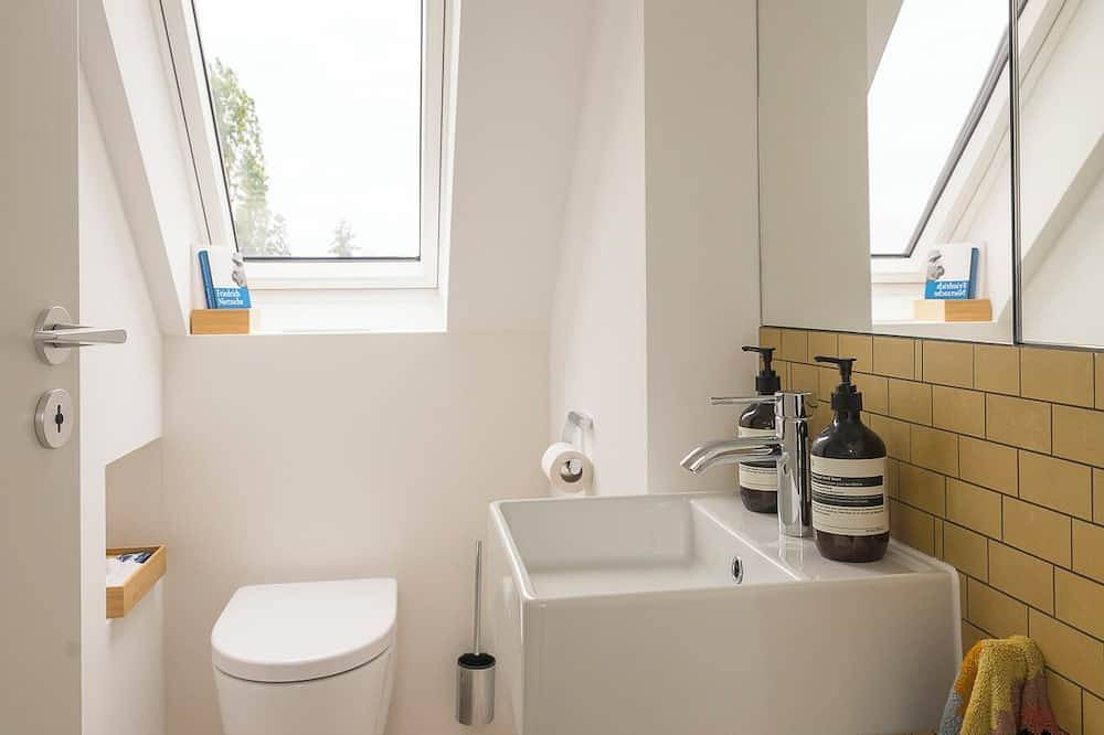 Ganze Wohnung, Scandinavian Calm Meets Latin Soul – Schwabing Retreat with Frauenkirche Views in München Schwabing, München