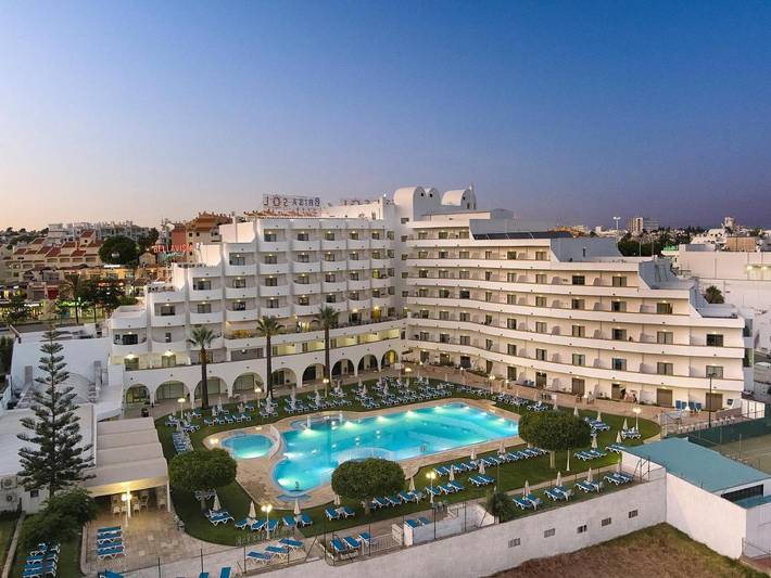 Apartahotel para 2 personas, con piscina y sauna además de jardín y jacuzzi en Albufeira