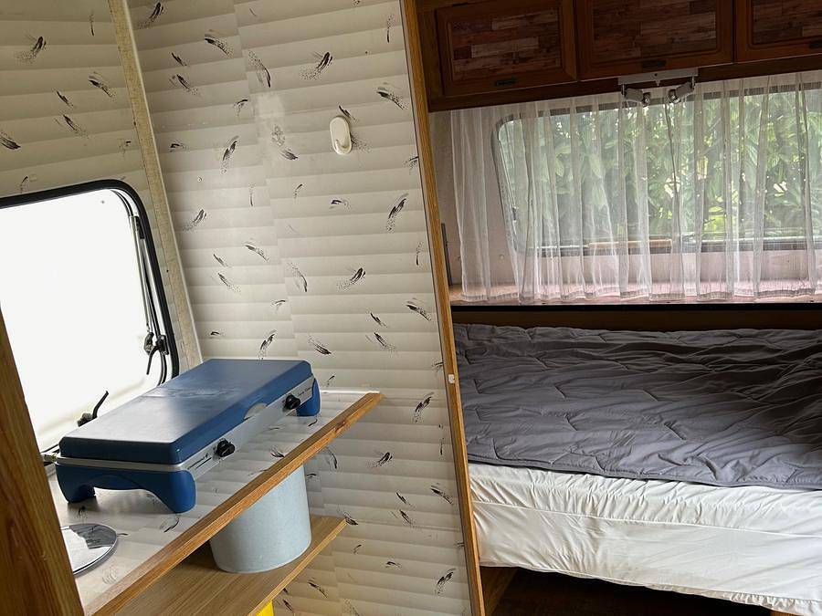Camping Le Pontillou - Hébergement 1 personne - Insolite : Caravane Vintage + tonnelle 1/2 pers - personnes supplémentaires possible en supplément, contacter le camping in Villamblard, Périgord Pourpre