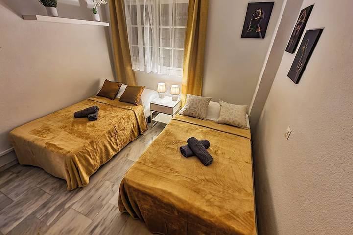 Luxury 5-bedroom, game room, hot tub, only 5 min walk to beach in Montemar Torremolinos, Torremolinos
