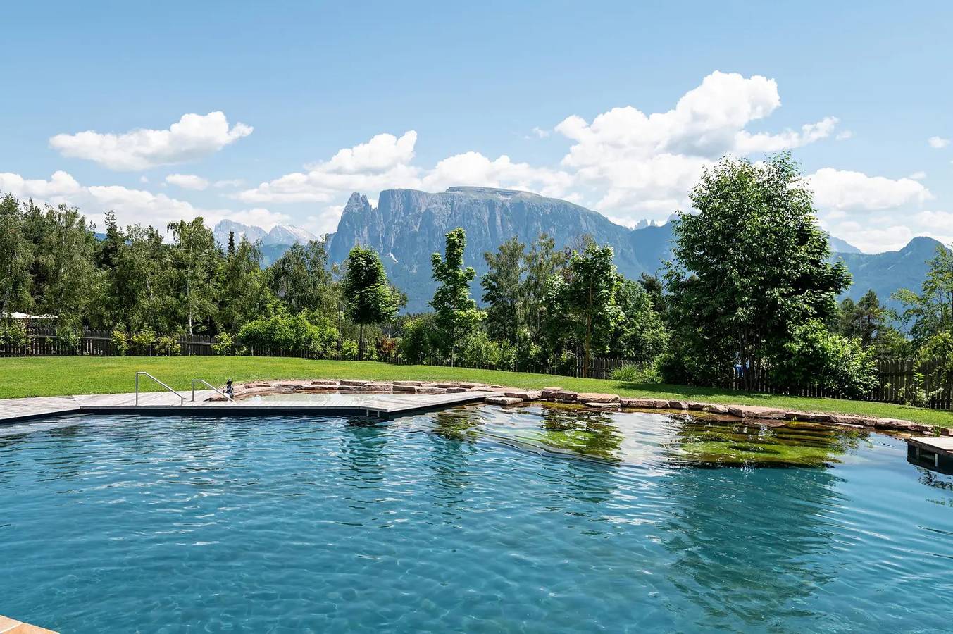 Ganze Wohnung, Ferienwohnung "Schartneralm Zirbel Family" mit Blick auf die Dolomiten, Terrasse & Sauna in Klobenstein, Ritten