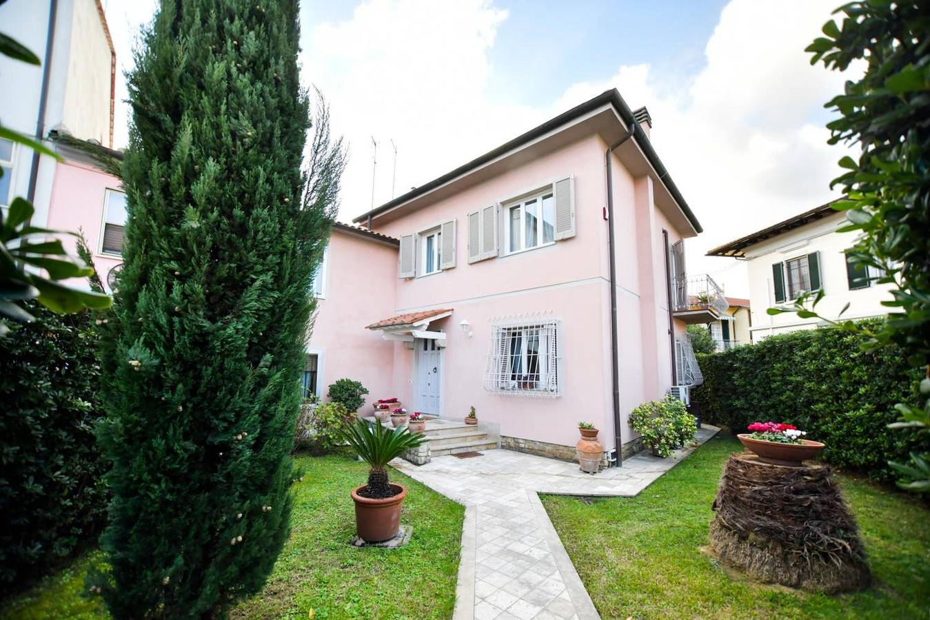 Entire apartment, Apartment 'Il Villino Di Monic' with Private Garden in Pisa, Italian Riviera